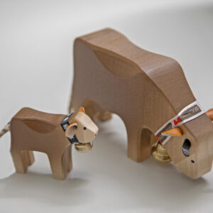 Holz-Kuh fressend mit Kalb